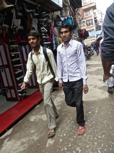 ​Отчего непальские мужчины ходят друг с другом, держась за руку?