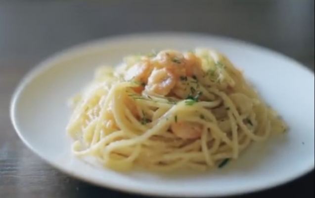 Спагетти с креветками и чесночным соусом