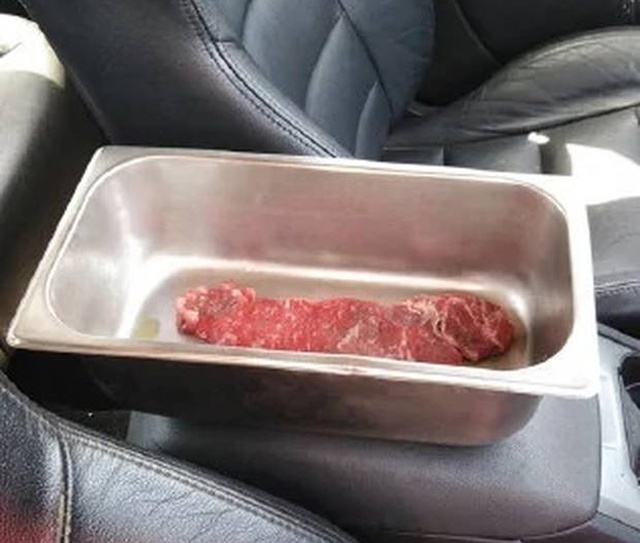 Мясо, поджаренное в салоне автомобиля