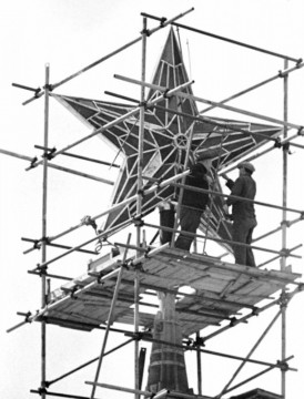 Установка рубиновой звезды на башне Кремля, Москва, 1937 год.