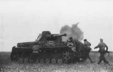 Советские солдаты захватывают подбитый немецкий танк, весна 1942