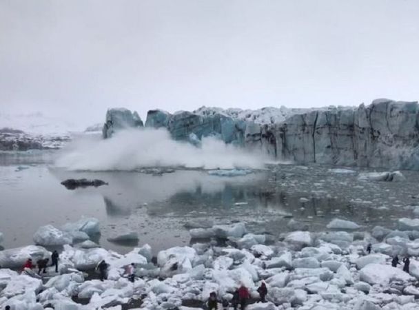 Впечатляющие обрушение льда
