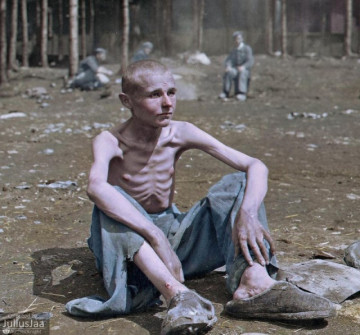 Освобожденный заключенный концентрационного лагеря Эбензее в Австрии, 8 мая 1945 года.