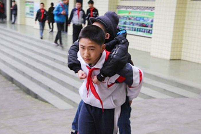 Шесть лет мальчик помогает другу-инвалиду посещать школу