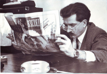Владислав Листьев изучает второй номер газеты «Взгляд», 22 января 1992 года, Москва