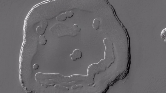 На Марсе был обнаружен огромный смайлик