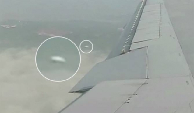 НЛО пролетел возле самолета