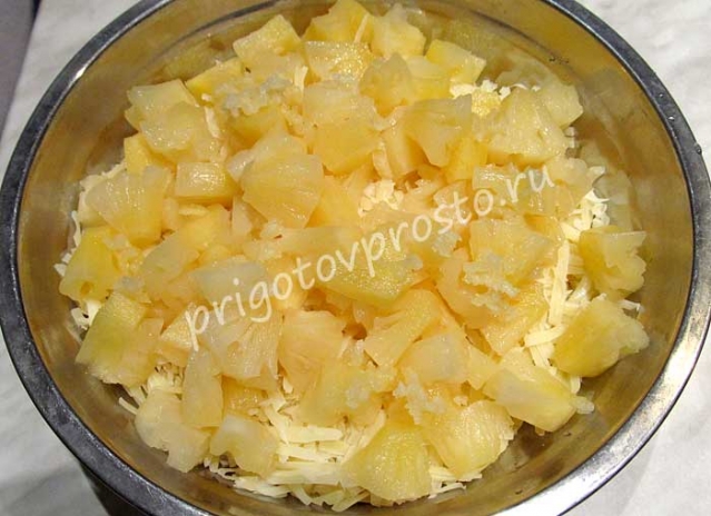 Салат с ананасами и сыром