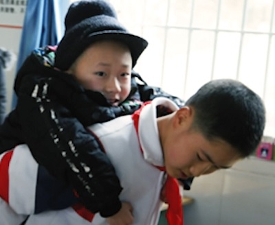 Китайский мальчик носит своего друга-инвалида в школу