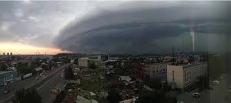 МЧС: Сильные дожди и град надвигаются на 10 регионов России