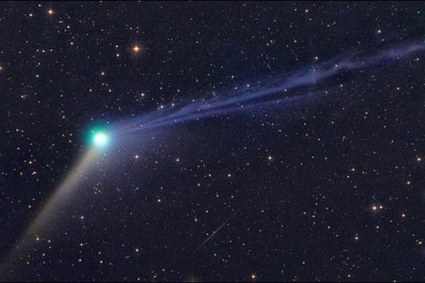 Двухвостая комета Каталина приближается к Земле