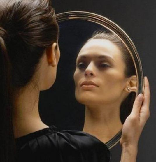 Как правильно нужно смотреться в зеркало?