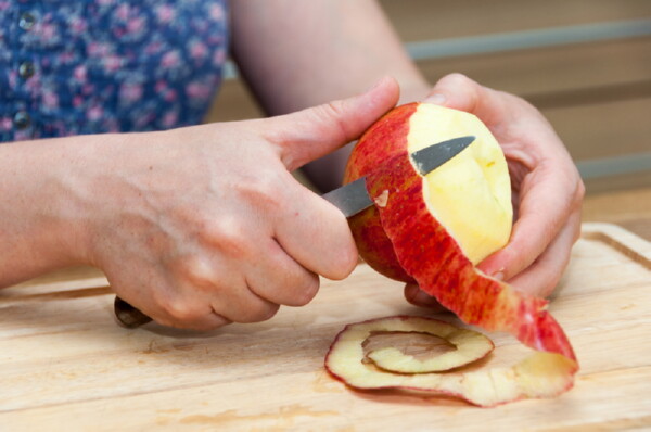 Стоит ли срезать с яблок кожуру?