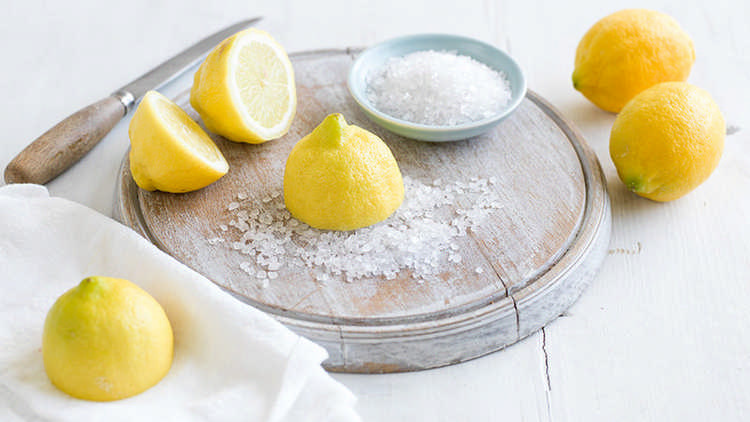 Какими оздоровительными свойствами обладает лимон с солью?