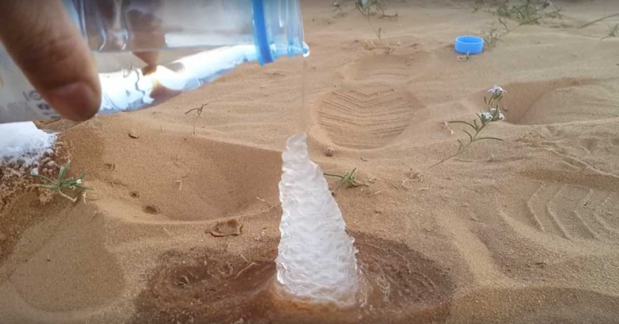 Фокус природы: почему вода, вылитая в пустыне на песок, начинает превращаться в лед?!
