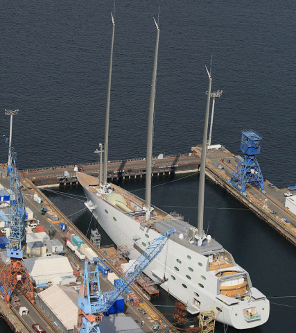 Гигантская яхта олигарха Мельниченко напугала жителей Гибралтара