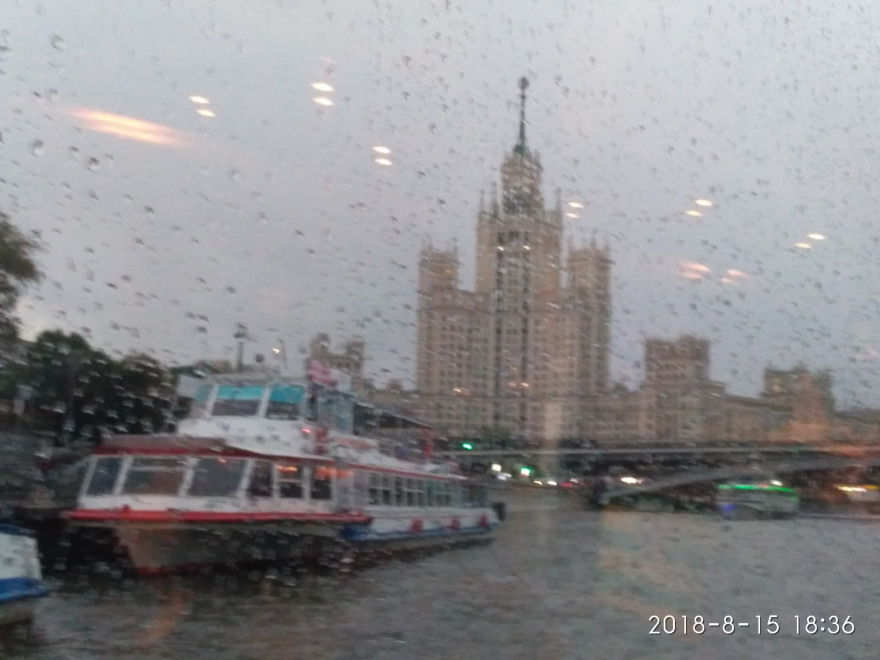 По Москве-реке под дождем.