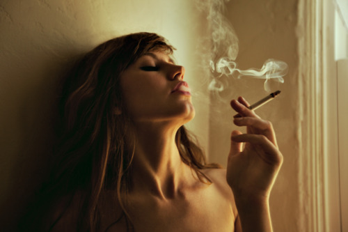 Курящая девушка:стыдно или сексуально?